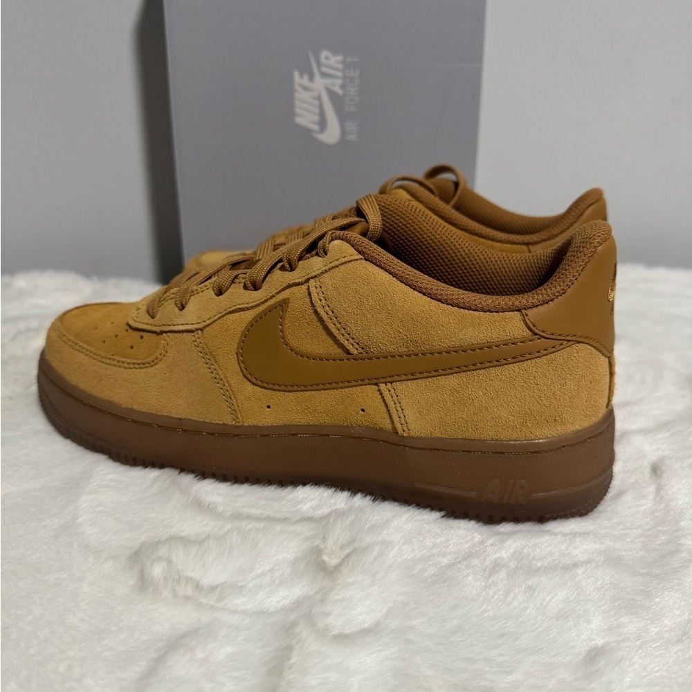 Nike Tan Sneakers Classic Suede Design - Picture 3 of 6